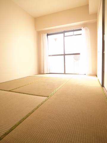 Living and room. Japanese-style room is bright and firmly settled likely! !