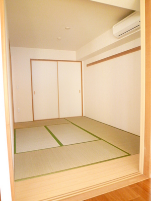 Living and room. Japanese-style room with atmosphere remembering the height from the living room.