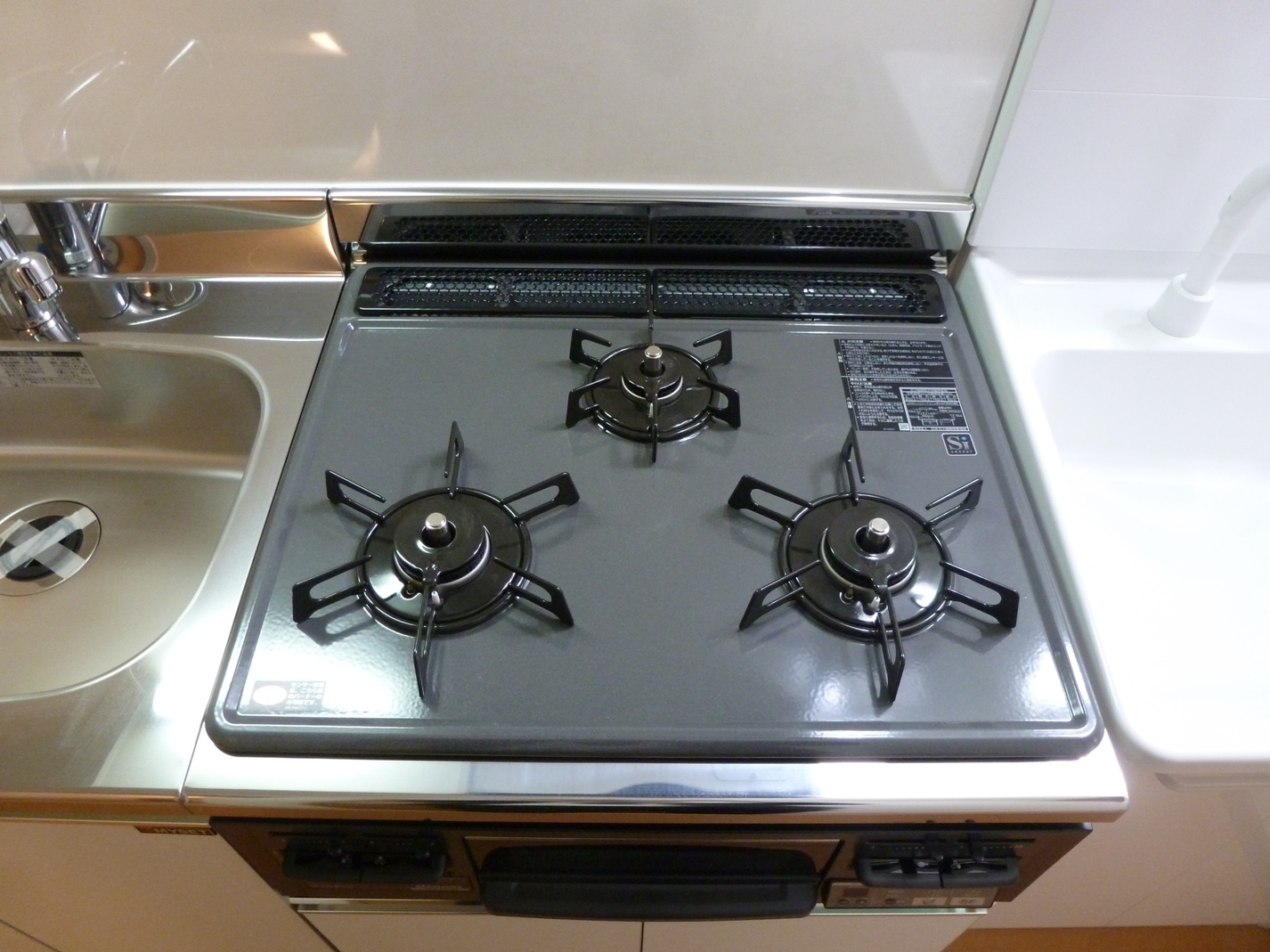 Kitchen. 3-burner stove