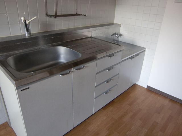 Kitchen. Two-burner stove is installed Allowed. 