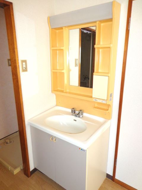 Washroom. Western-style from the Japanese-style room