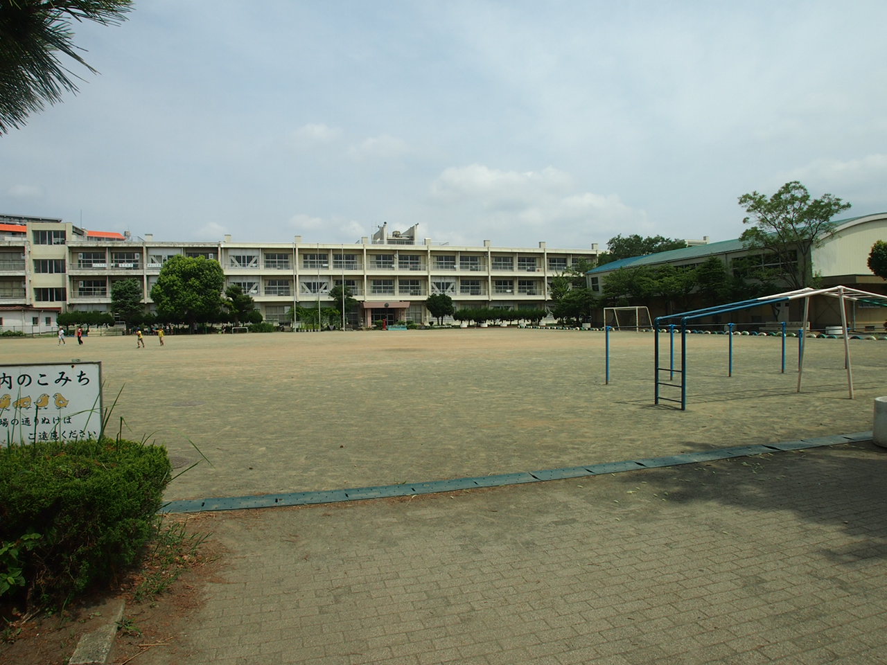 Primary school. 878m to hospital elementary school (elementary school)