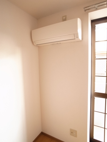 Other Equipment. Air conditioning is equipped with 1 groups.