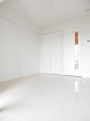 Living and room. Ease to clean ☆ Flooring!