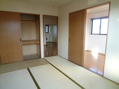 Living and room. Is a Japanese-style room that can Western-style and open to use. 