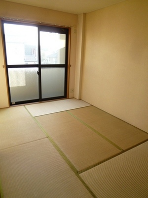 Living and room. Room of Japanese-style 6 quires facing the balcony. It calm the mind and there is a tatami