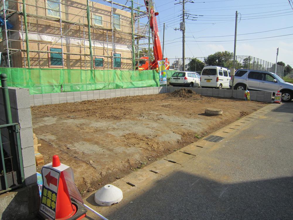 Local photos, including front road. Local (11 May 2013) Shooting