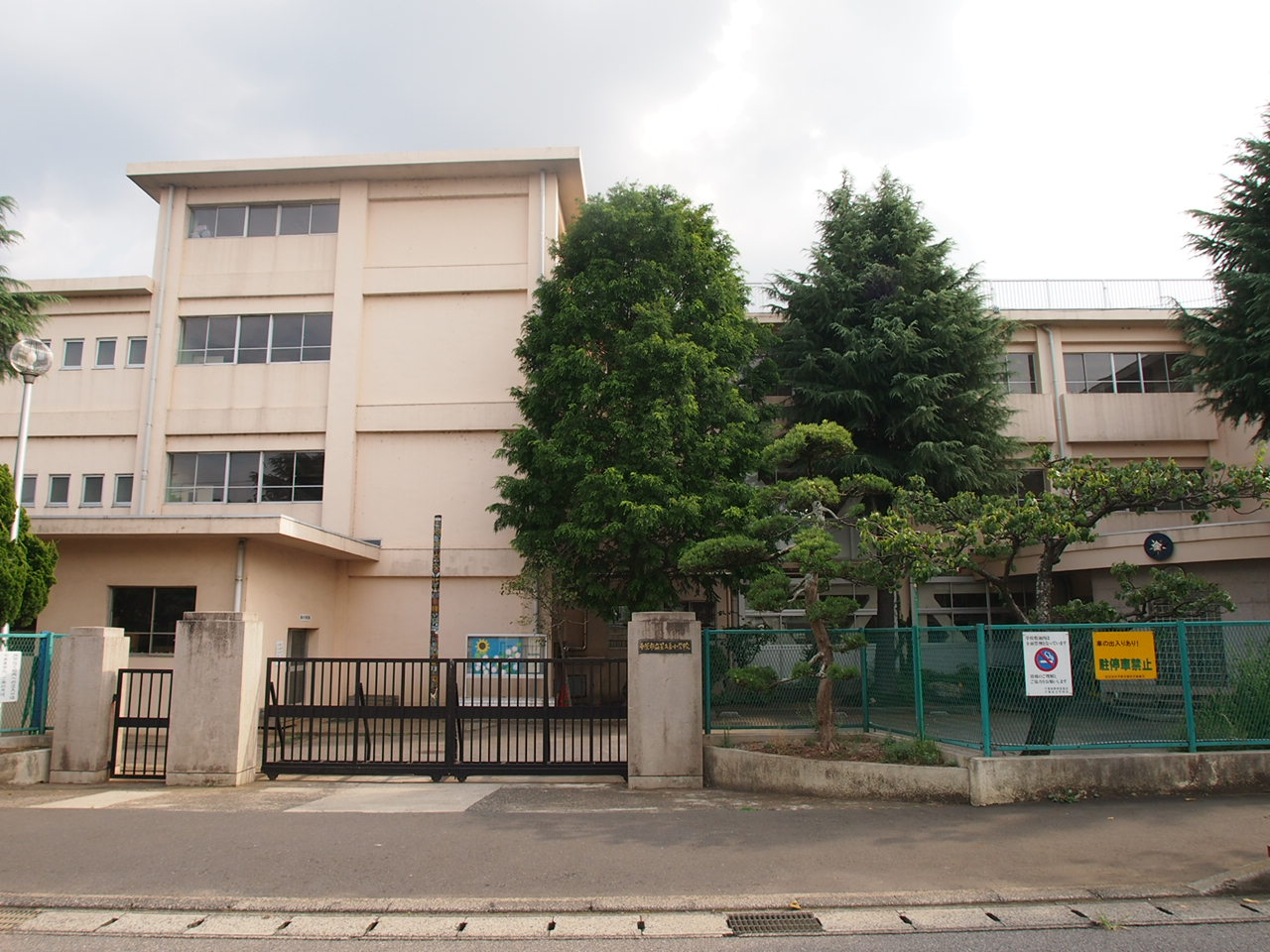 Primary school. Hoshiguki up to elementary school (elementary school) 1051m