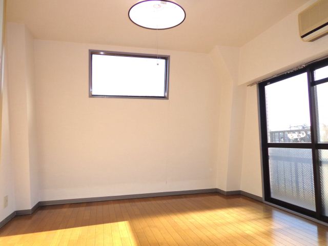 Living and room. It is a corner room. 