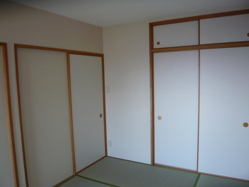 Other room space. Japanese-style room is available in the living room and integral (interior ago)