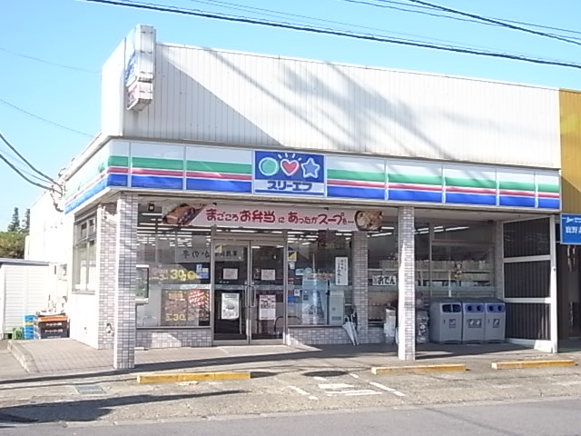 Convenience store. Three F (convenience store) to 200m