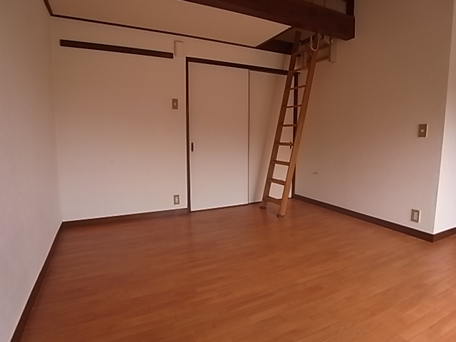 Other room space. You can use the room spacious'm with popularity of loft ~