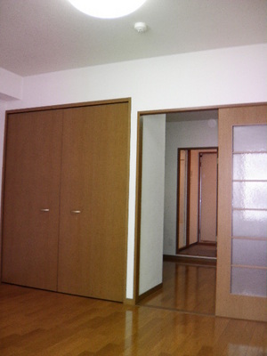 Living and room. Room is, It is easy to flooring of cleaning.