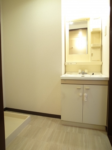 Washroom. It is a basin dressing room is also easy to use in front of the bath.