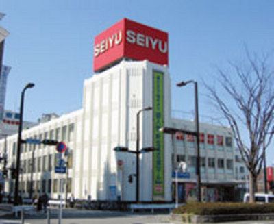 Supermarket. Seiyu to (super) 715m