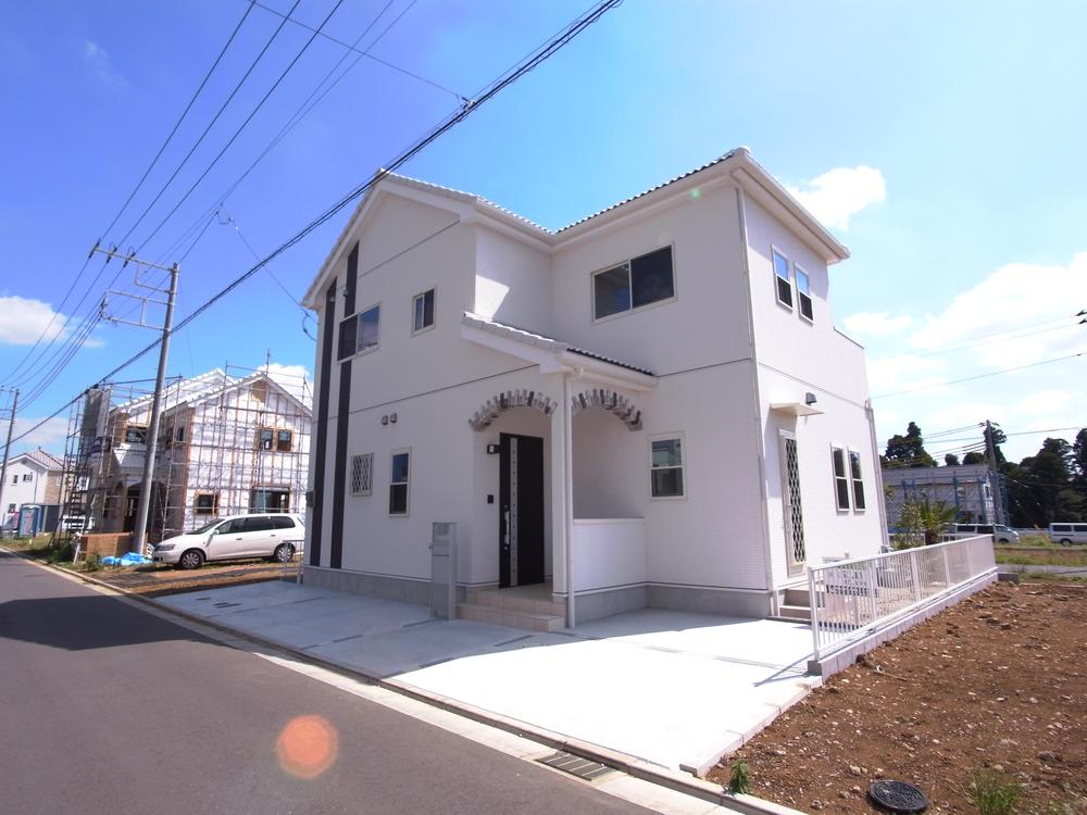 Local appearance photo. White tones, Accent of vertical line