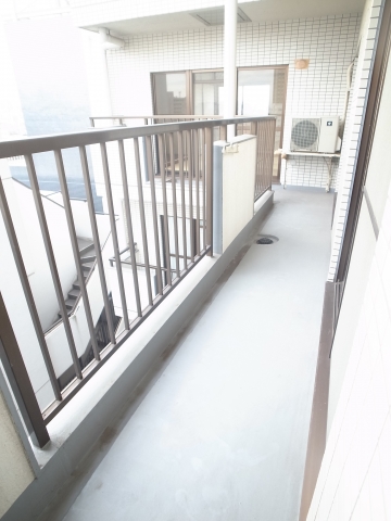 Balcony. L-shaped balcony plenty Hoseru your laundry ☆