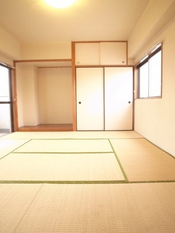 Living and room. It will calm down bright Japanese-style room also has a window! !