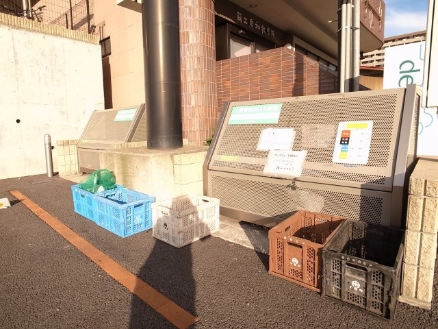 Other common areas. Garbage station with a lid