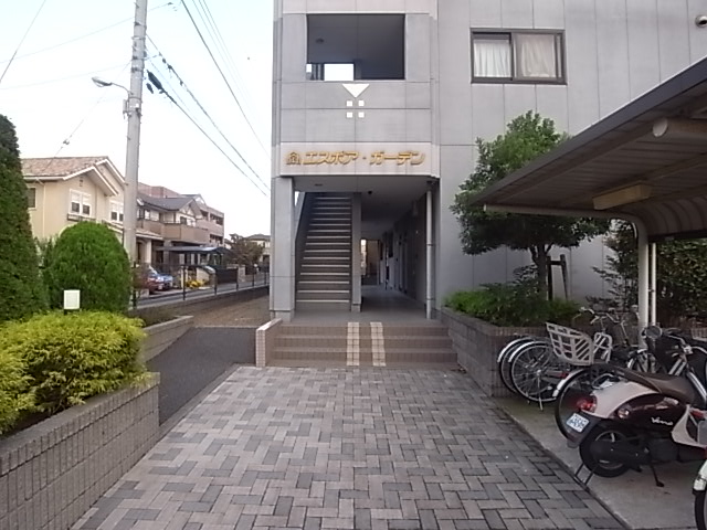 Entrance. Is the entrance and bicycle storage. 