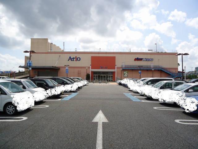 Shopping centre. 600m to Ario