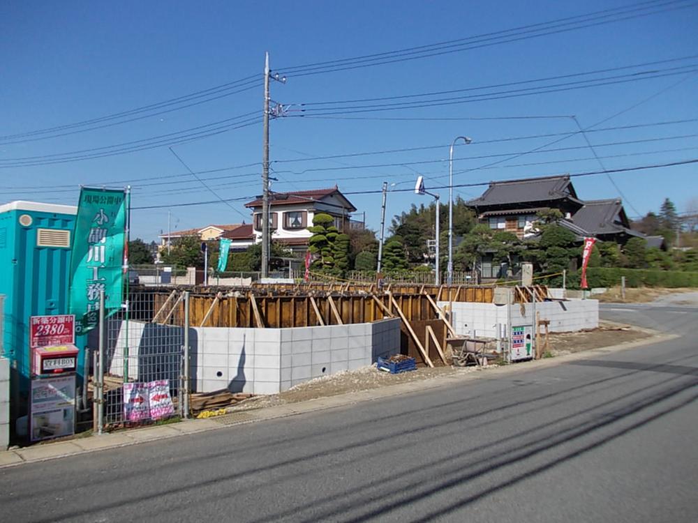 Local appearance photo. Front road is also widely (6.5m road ・ Car traffic is not many) is neat sunny subdivision Easy also parking. It is flat land.