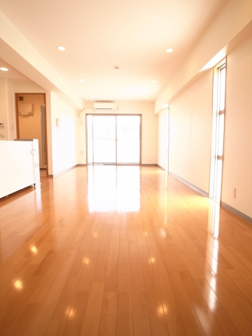 Living and room. When ~ Wide is a 15-tatami rooms also I