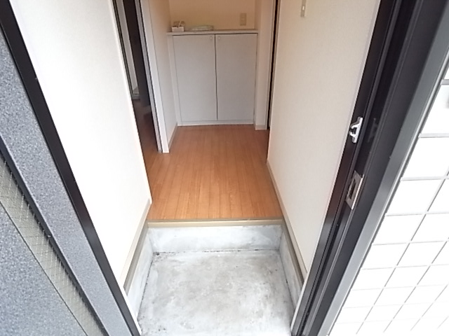 Entrance. There is also the front door shoe storage ☆