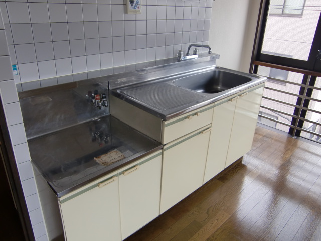 Kitchen. Two-burner stove is installed Allowed.