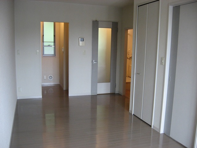 Living and room. It is a popular all-flooring ☆