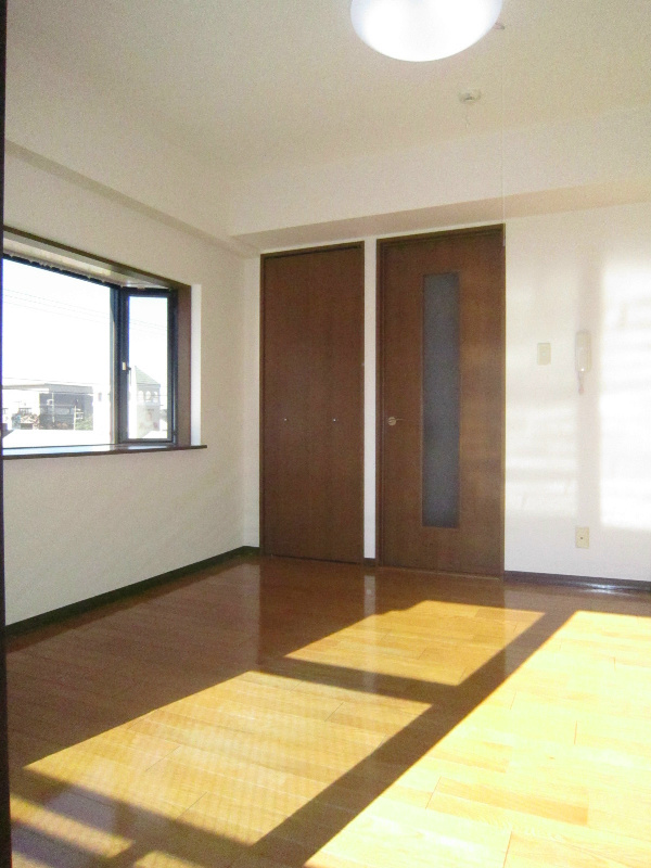 Other room space. It is very bright rooms in the top floor room angle.