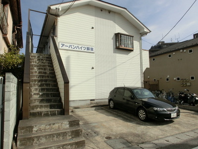 Building appearance. Entrance is a side.