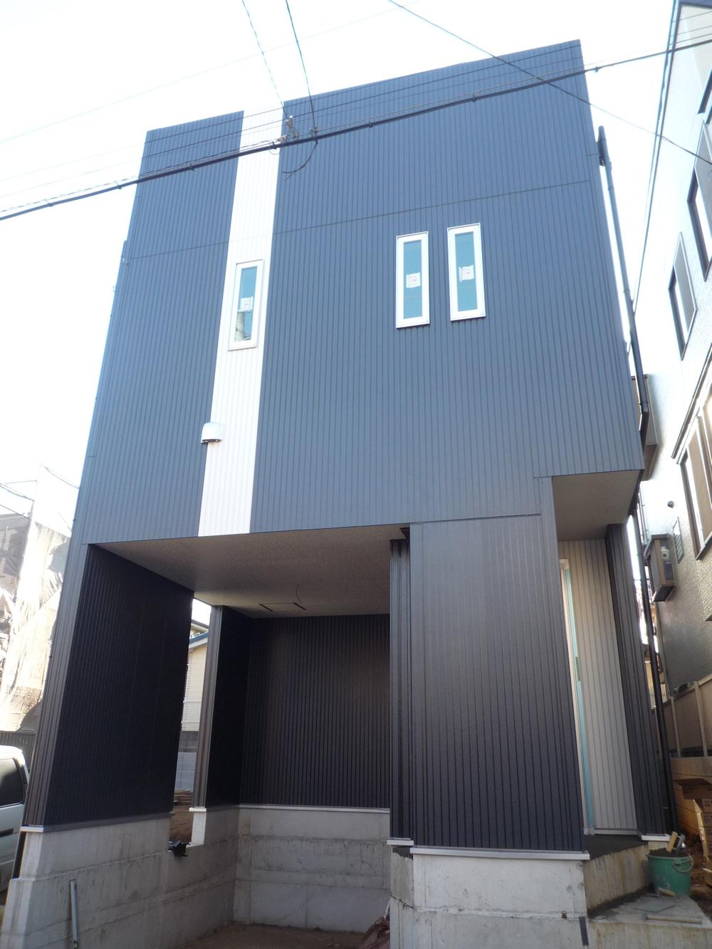 Local appearance photo. local, Building as seen from the front road (2013 December 15 shooting). The stylish three-storey, Outer wall is using a two-color record mode White and Les mode Black