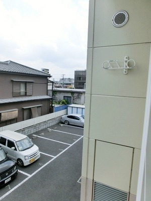 Balcony. You Jose also laundry. 