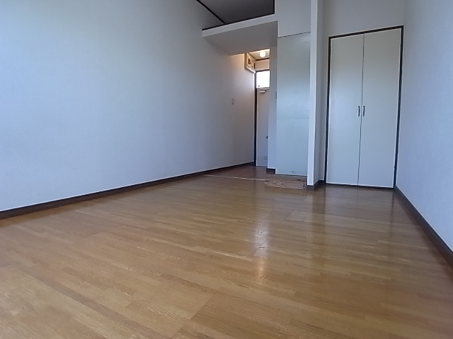 Living and room. You can use the room spacious ☆