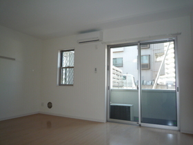 Living and room. Air-conditioned 1 groups! It is with a convenient electric shutter!