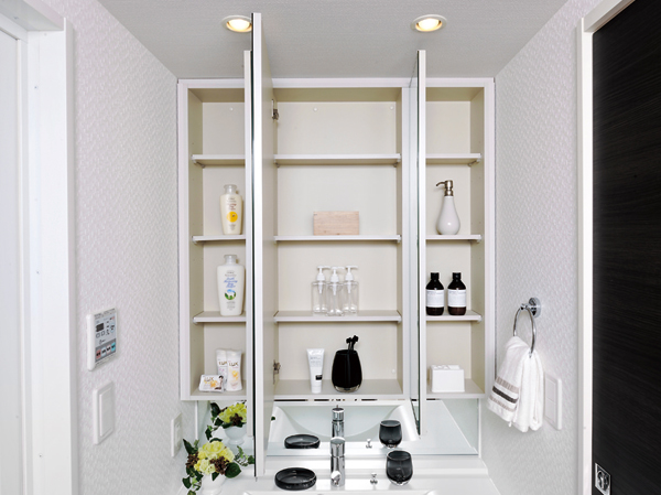 Bathing-wash room.  [Three-sided mirror housing] Available storage space in the back of a large mirror. A convenient storage of cosmetics such as small parts, You can also use the cleaner around the vanity.