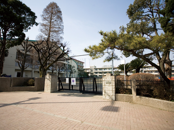 Surrounding environment. Honcho elementary school (6-minute walk ・ About 450m)