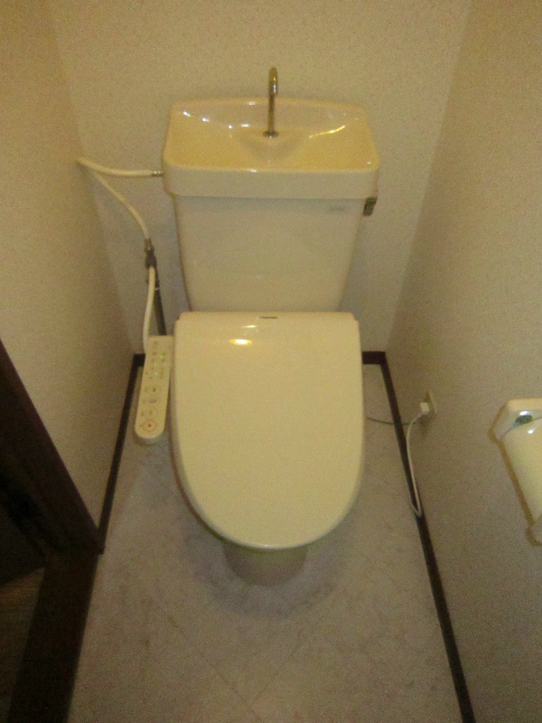 Toilet. It is a restroom with a clean feeling in the Washlet new.