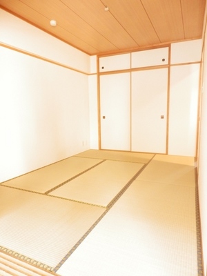 Living and room. Japanese-style room 6 Pledge dated upper closet. It will calm and there is a Japanese-style room.