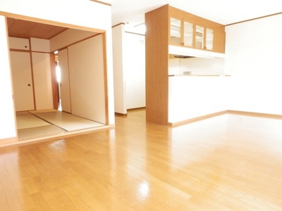 Living and room. Living that can open to use the Japanese-style room. Spacious 17.1 Pledge.