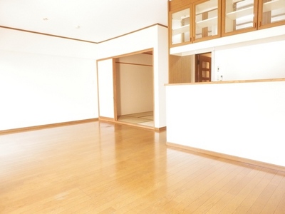 Living and room. There is a living room of about 18 tatami room. I am happy to your family reunion