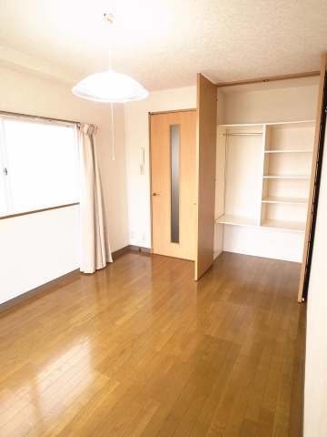 Living and room. Bay window is not attached per the middle this time the room ※