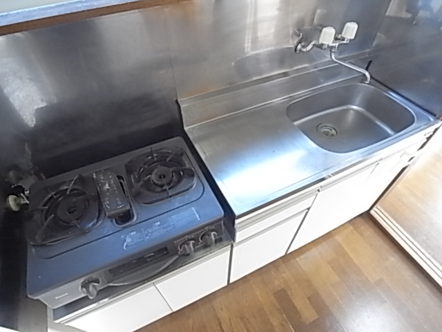 Kitchen. Two-burner stove can be installed