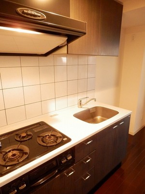 Kitchen. Get on the dishes, 3-neck gas stove is convenient and easy to use. 