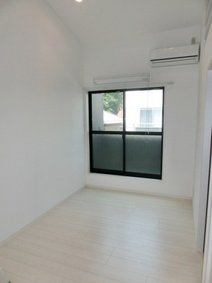 Living and room. Bright flooring clad Western-style