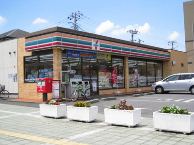 Convenience store. 320m to Seven-Eleven (convenience store)