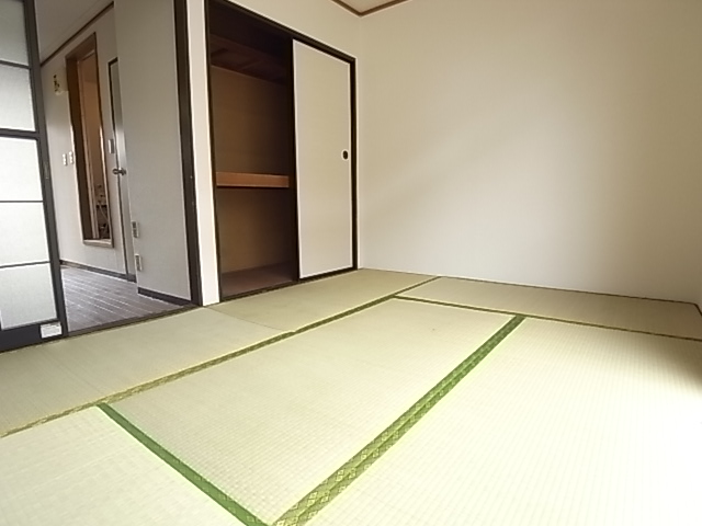 Other room space. It will calm the Japanese-style room