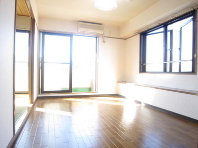 Living and room. In a corner room, Two-sided lighting ・ Ventilation is good ☆