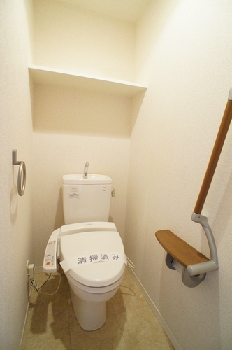 Toilet. Photo: 503, Room